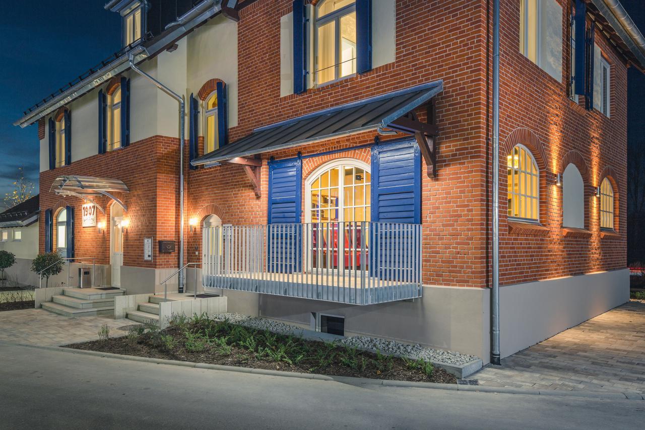 ノイエンシュタット・アム・コッハー Bahnlounge 1907 Bed & Breakfast エクステリア 写真